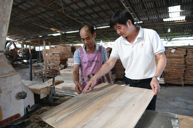 圖為8月18日，張文華在生產車間指導工人生產。 中新社