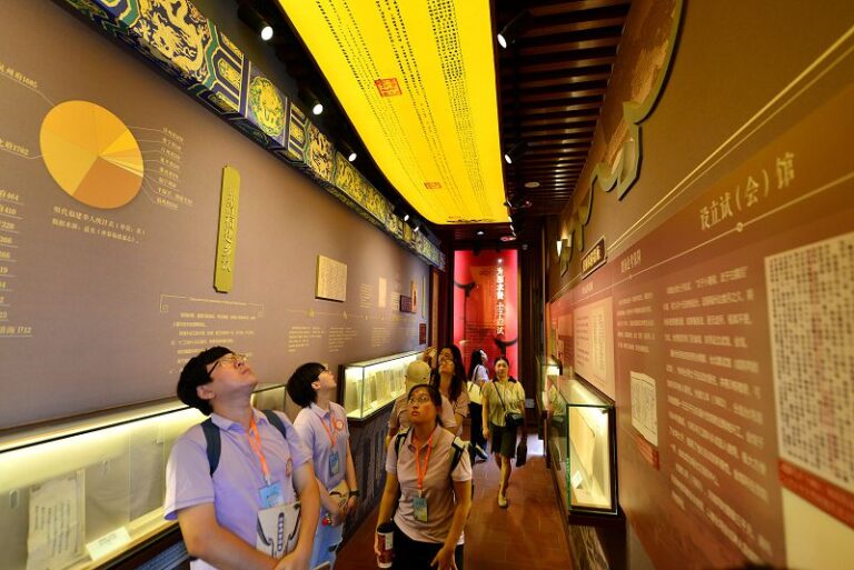 圖為學員們在福州台灣會館參觀瞭解科舉文化。 中新社