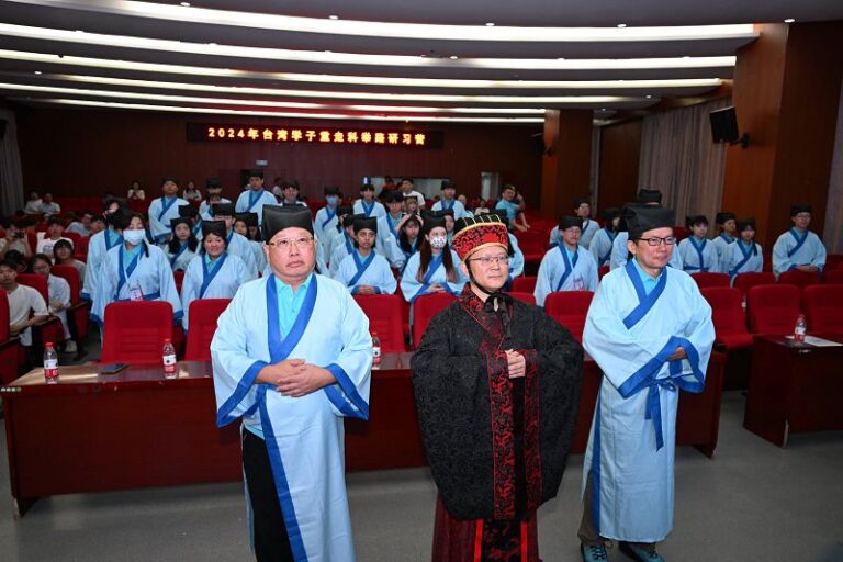 現場大家身著漢服肅整衣冠，行敬拜先師之禮，進行「雲遊科舉路」互動體驗。