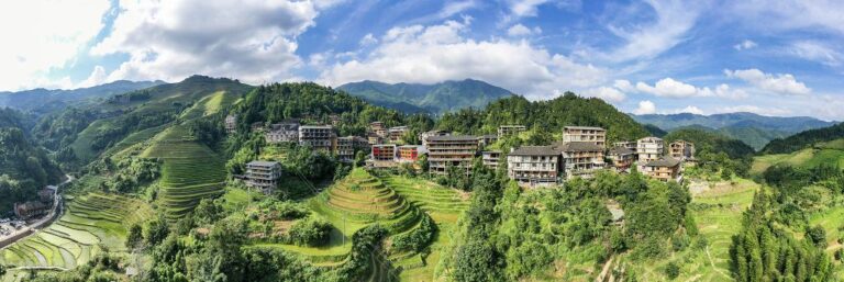 這是7月10日在大寨村拍攝的梯田和民宿（無人機全景照片）。