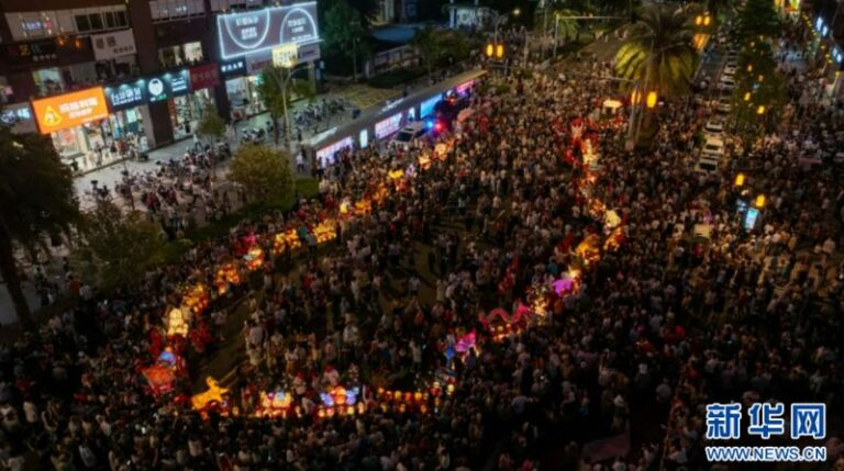 非遺巡遊讓市民遊客沉浸式參與非遺狂歡。