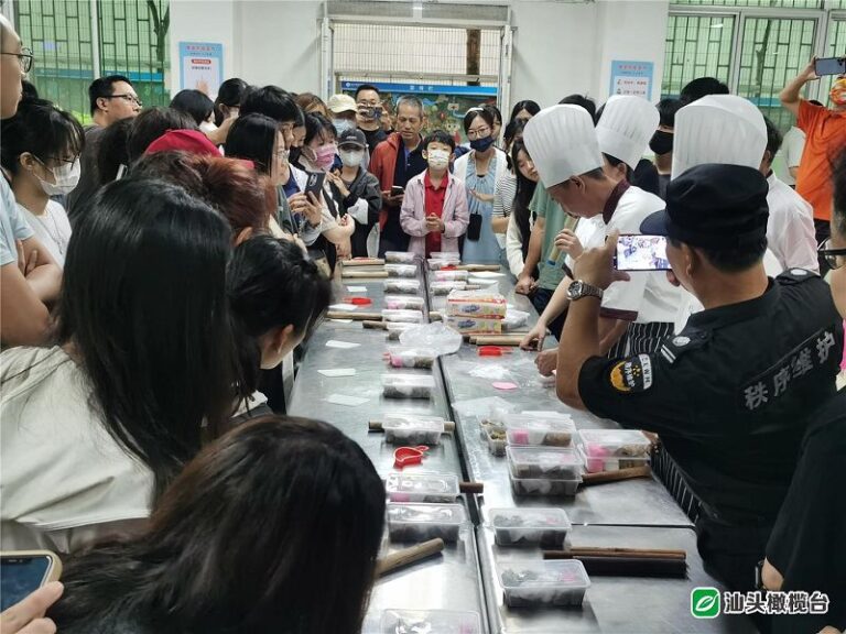 體驗製作潮汕傳統粿品紅桃粿（汕頭市台辦供圖）