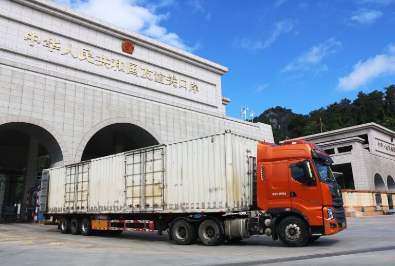 8月26日，在位於中越邊境的廣西憑祥市友誼關口岸，裝載貨物的跨境車輛來往不斷。圖為貨車進出友誼關口岸。中新社