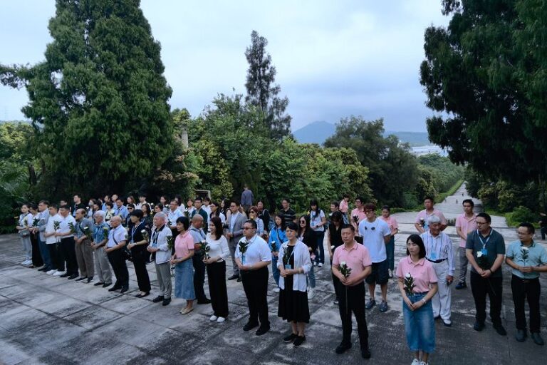 8月29日，「尋脈·福建成功行」參訪團一行在鄭成功陵園祭拜民族英雄鄭成功。中新社