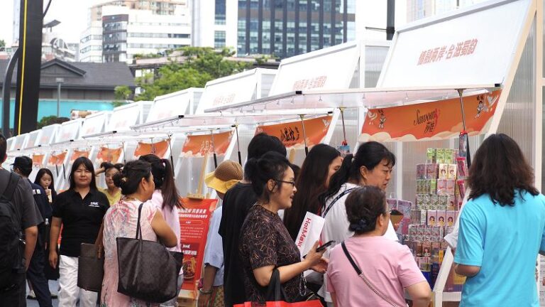 9月11日，以「情融兩岸·共享未來」為主題的第二屆海峽兩岸暨川台融合電商節在成都舉行。來自四川、台灣的企業在川台特色集市向遊客分享好物。
