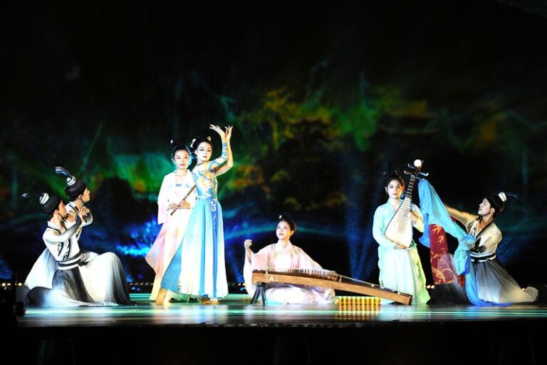 9月16日，2024海峽兩岸（漳州）中秋晚會上，融漳州書畫之美和傳統龍人古琴技藝的舞蹈表演《墨韻詩情》。 中新社