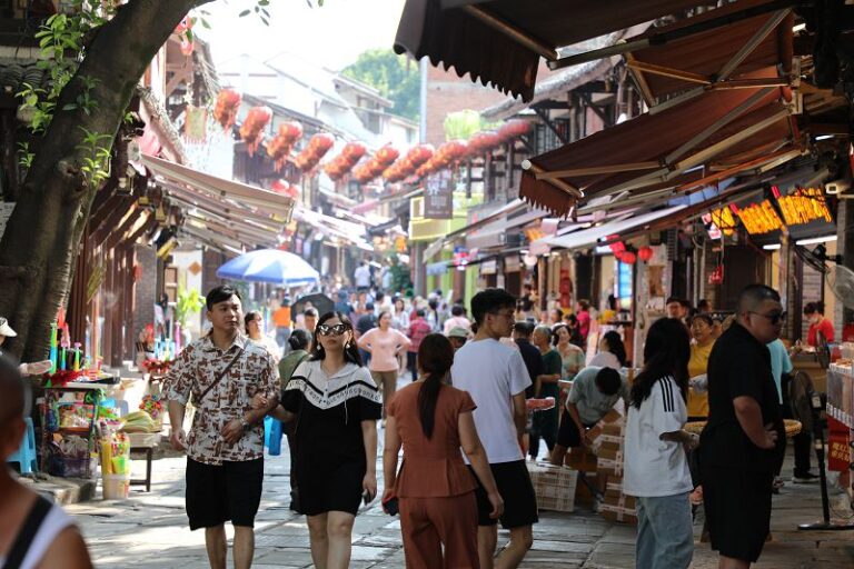 9月17日，重慶市發佈高溫橙色預警信號。當天，沙坪壩磁器口景區內遊人如織，各地遊客打卡「火爐」重慶的熱情絲毫未減。