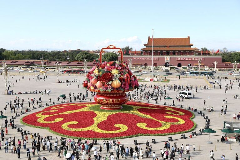 9月25日，「祝福祖國」巨型蔬果花籃正式亮相天安門廣場。