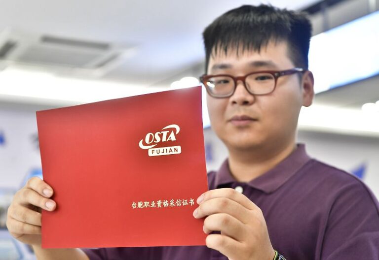 9月25日，台胞展示在「中心」辦理的台胞職業資格採信證書。
