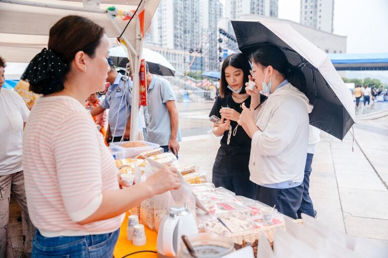 中秋假期，福建霞浦琳琅滿目的台灣特色產品，吸引來往市民與遊客。