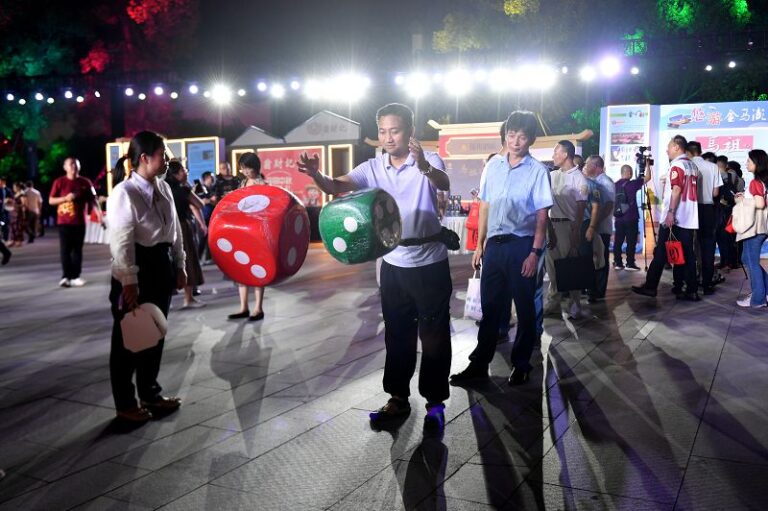 兩岸同胞參與中秋博餅活動。 中新社