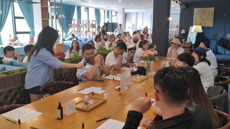 兩岸學子一起製作月餅（溫州市台辦供圖）