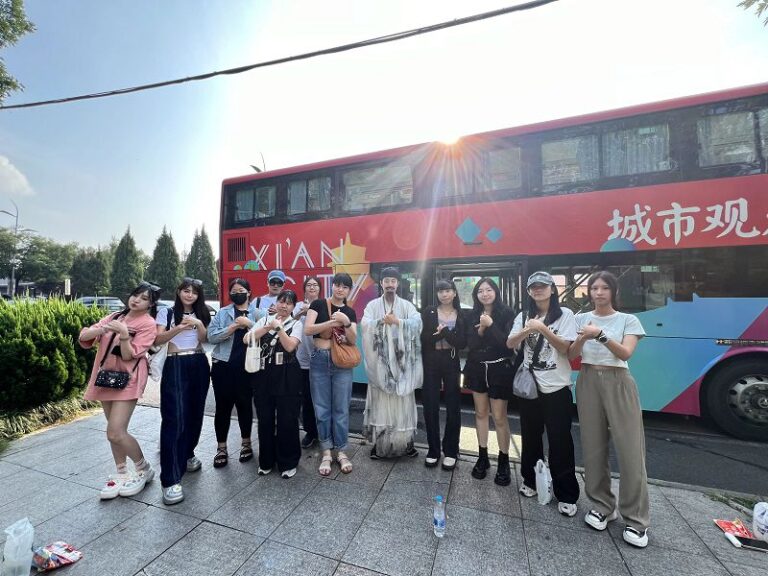 台灣青年乘坐西安觀光巴士暢遊古都（陝西省台辦供圖）