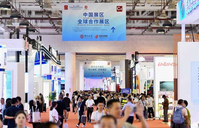 圖為民眾參觀投洽會。 中新社