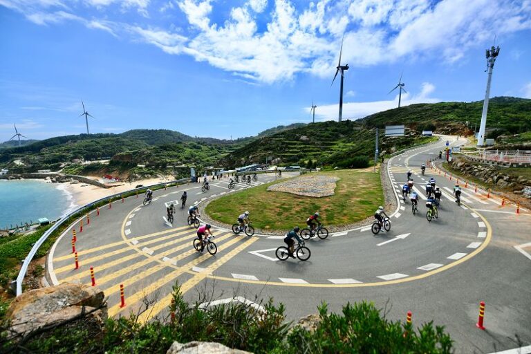 圖為選手在美麗的環島賽道上騎行。 中新社