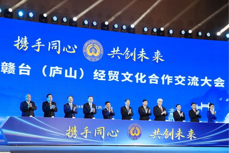 圖為領導嘉賓共同啟動第十九屆贛台會。 中新社