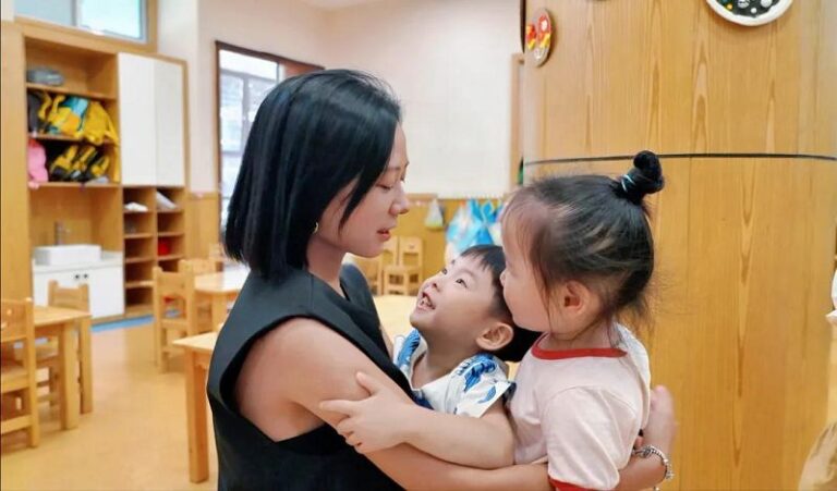 孩子們與施品卉擁抱（江西省台辦供圖）