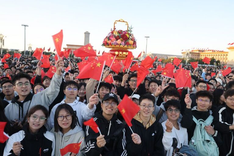10月1日清晨，隆重的昇國旗儀式在北京天安門廣場舉行，慶祝中華人民共和國成立75周年。 中新社