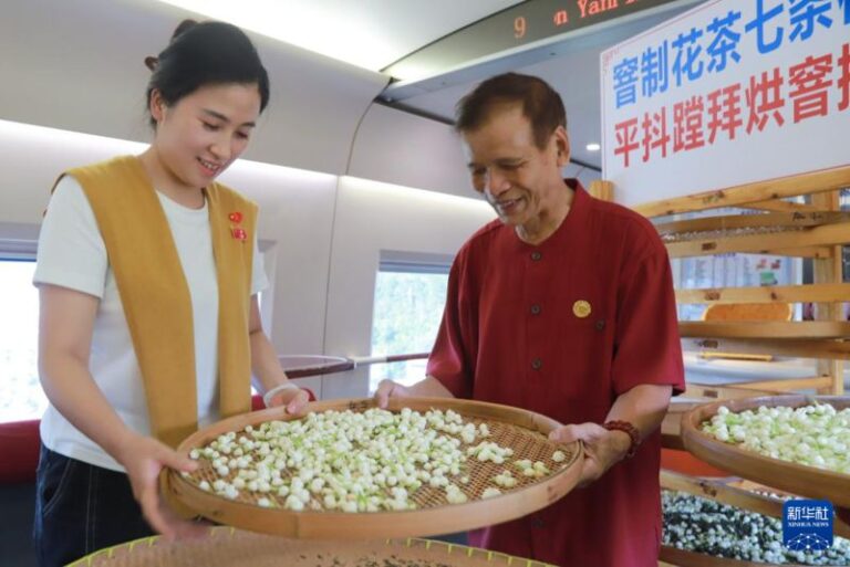 10月1日，福州市茉莉花茶窨制工藝代表性傳承人張子建與旅客在G1634次列車上製作茉莉花茶。新華社