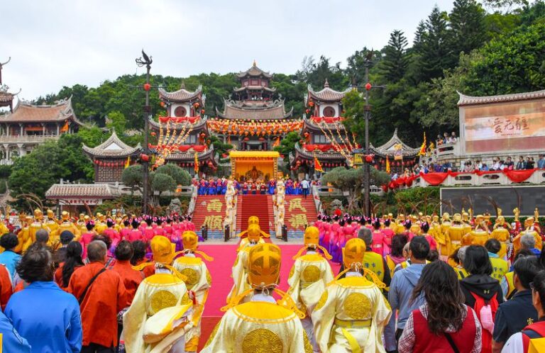 10月24日，2024台灣宮廟千人湄洲謁祖進香暨林氏宗親祭祀媽祖典禮在福建省莆田市湄洲島媽祖祖廟聖旨門廣場舉行。圖為祭祀媽祖典禮現場。 中新社