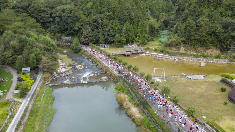 10月27日，2024世界瓷都·德化環雲龍湖山地賽在德化縣雲龍谷景區鳴槍起跑，來自國內外2000多名參賽選手齊聚雲龍谷，穿梭於山水畫卷。 (4)