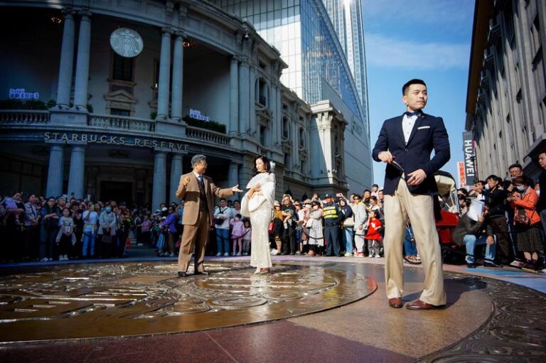 10月4日，一段實景演出的曹禺名劇《日出》在天津和平路金街上演。中新社