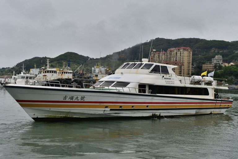 9月24日，搭載83名乘客的「吉順9號」客輪緩緩駛離福州港黃岐客運站碼頭。連江黃岐至馬祖白沙客運航線全長4.8海里，單程耗時僅25分鐘。 中新社