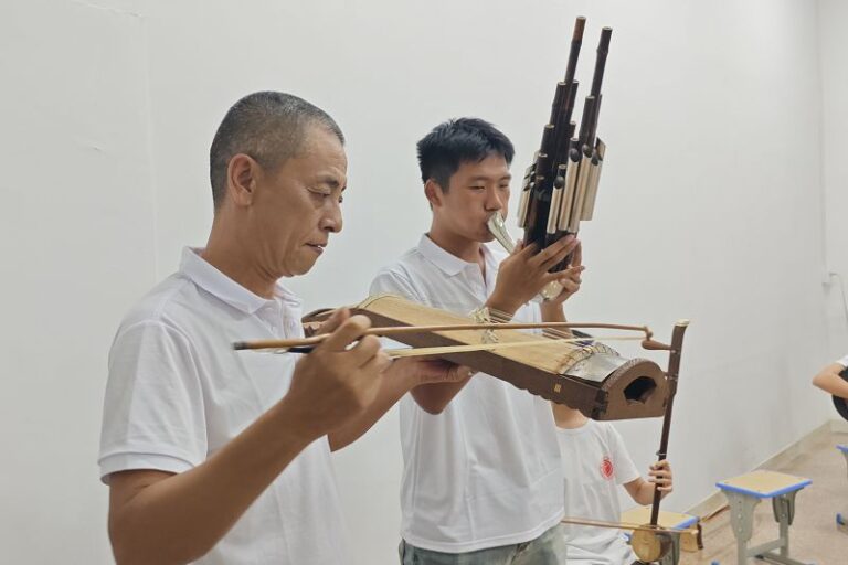 9月28日，閩南十番音樂傳承人蕭振作（左）正演示軋箏的用法。