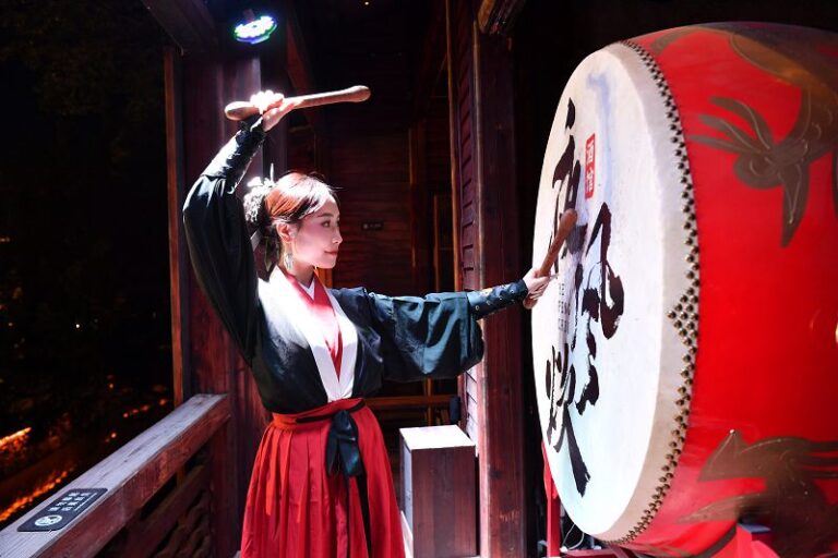 9月30日晚，「雙杭『商』海經」三捷河沉浸式演繹在福州上下杭歷史文化街區首秀。圖為三條簪獨舞。中新社