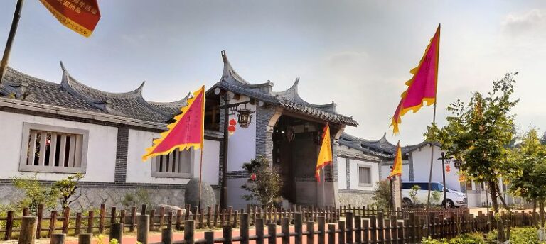 B在天妃故里遺址公園的弘藝堂、媽祖故居和媽祖書院共展出兩岸書畫展。
