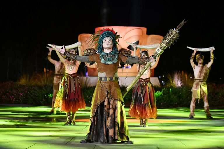 「夜遊金沙‧穿越古蜀——博物館情景式導覽演出秀」國慶假期與公眾見面。圖為9月30日綵排演出現場。 中新社