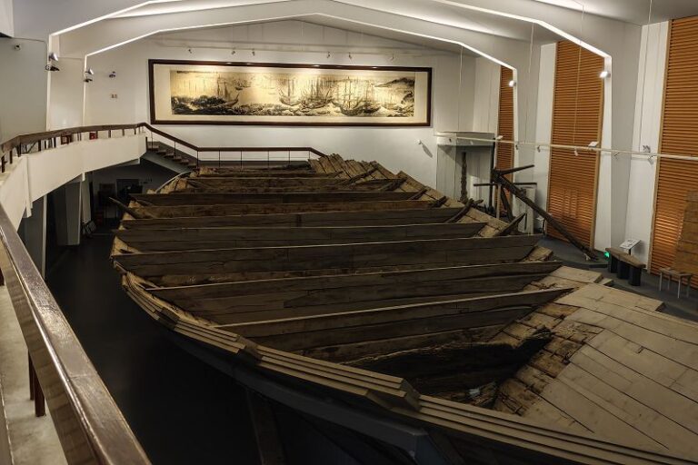 位於福建泉州開元寺內的泉州灣古船陳列館主要陳列著1974年從泉州灣後渚港發掘的宋代沉船及其伴隨出土物。