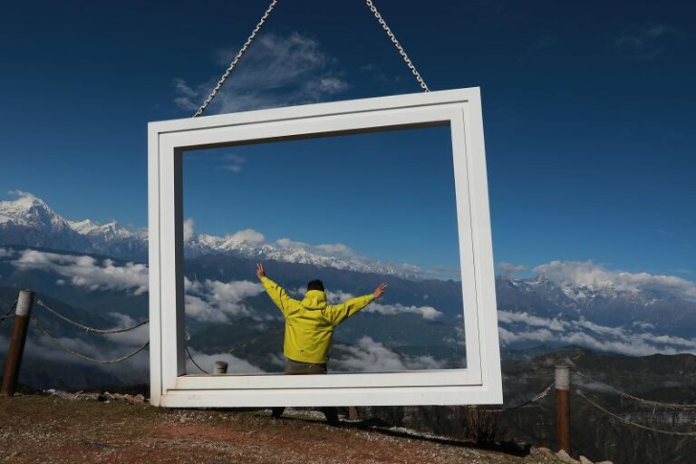 台灣青年在牛背山拍照打卡。（中國台灣網記者 李寧 攝）