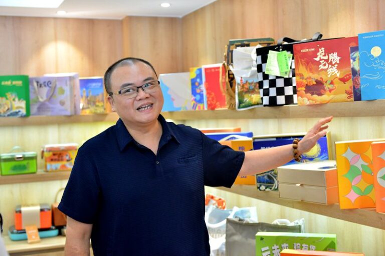 在產品展示中心，台青郭永宗介紹企業生產的糕點。中新社