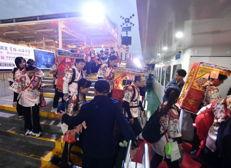 11月24日，第三屆「瓣香牽兩岸·徒步循初心」暨泉台青年媽祖文化周活動持續舉行，兩岸青年搭乘輪渡赴湄洲媽祖祖廟謁祖進香。中新社