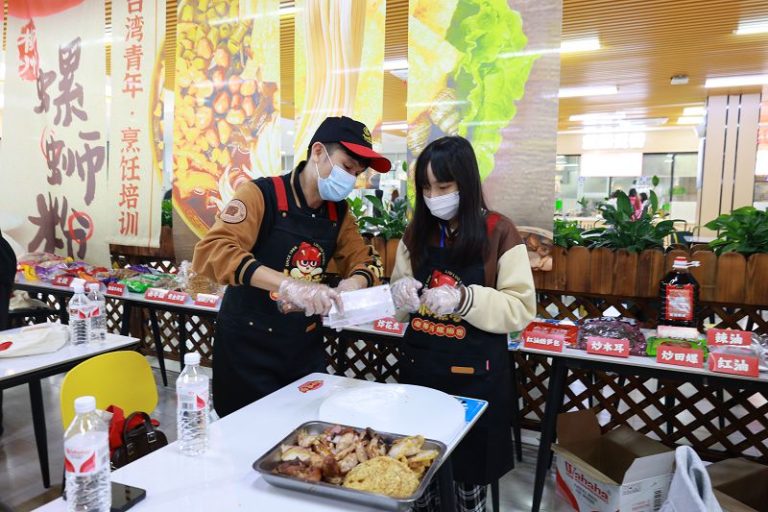 11月25日，台灣青年在廣西柳州學習螺螄粉製作技藝。