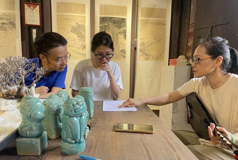 2024年6月29日，在廈門翔安澳頭村史館內，羅純禎（右一）指導聖翔南樂戲劇社成員如何演繹南音。