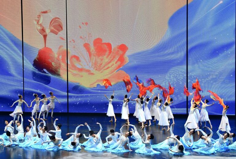 2024年中國金雞百花電影節在廈門開幕，圖為開場舞蹈《綻放》。中新社