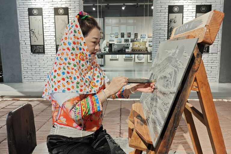 9月27日，中國高級工藝美術師張秋霞正在工作室創作影雕作品。