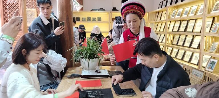 台青親自動手試作非遺文化「白族甲馬」。