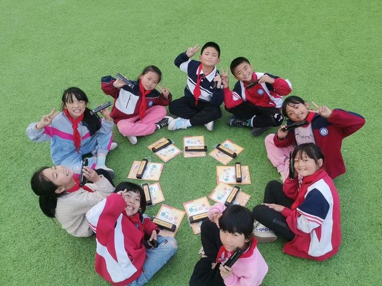 孩子圍坐分享領到新口琴的喜悅。（受訪者供圖）