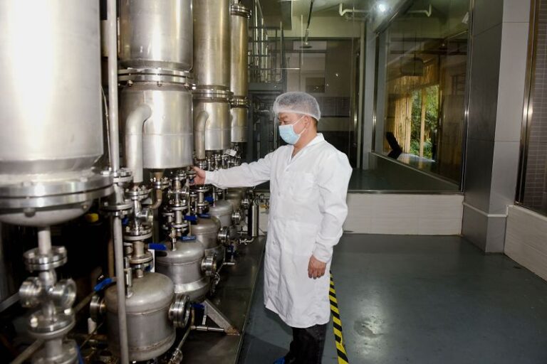 工作人員檢查四級分子蒸餾設備(鄭智得攝)