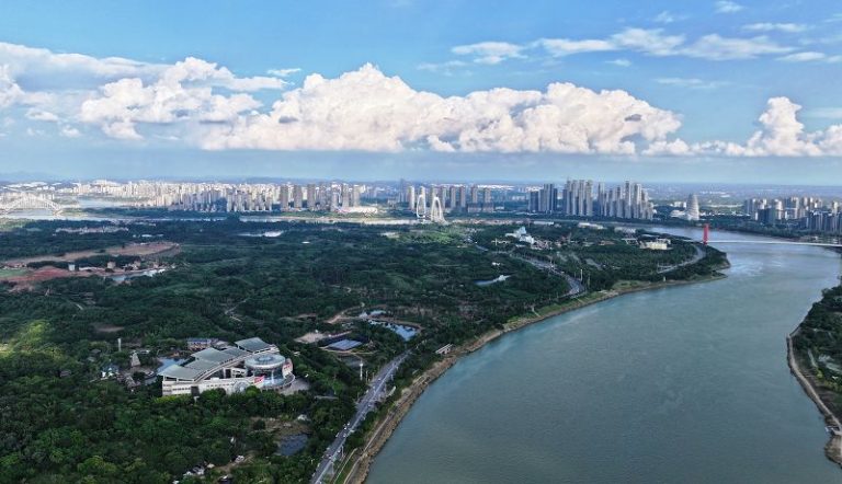 廣西民族博物館位於邕江之畔,是一座民族文化專題博物館。