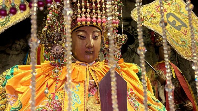 湄洲媽祖祖廟寢殿神龕正中央，奉祀的是媽祖金身