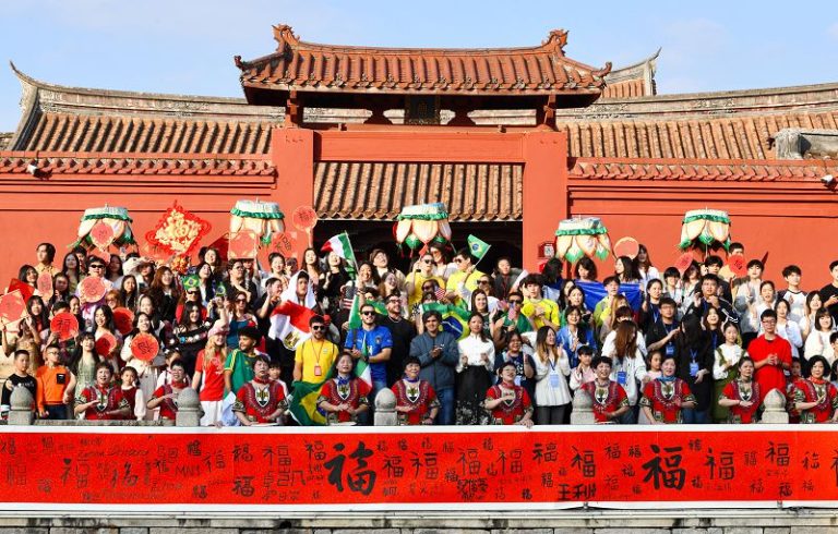 12月10日下午，「世界青年趣淘漳州」閩南語快閃活動在福建漳州古城精彩上演。中新社