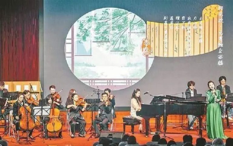 12月14日，一場名為「詩歌年代」的文學音樂會在廈門市圖書館集美新城館區報告廳舉行。