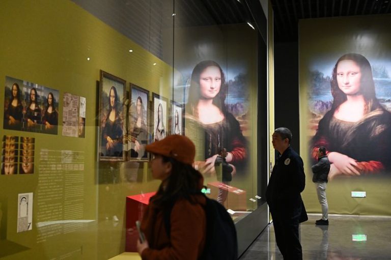12月19日，「解密達芬奇——跨時空科技與藝術重現」展覽在廣州藝術博物院（廣州美術館）開幕。圖為《蒙娜麗莎》數字修復與重建手稿等展品吸引觀眾。 中新社