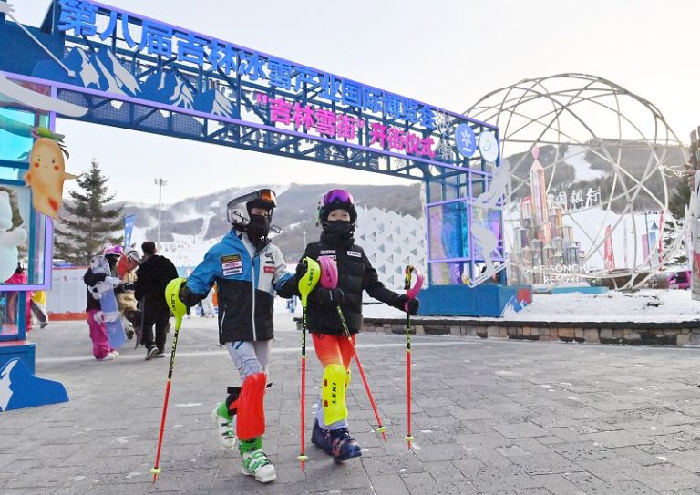 12月19日，位於吉林市萬科松花湖滑雪旅遊度假地的雪街「開街」迎客。 中新社