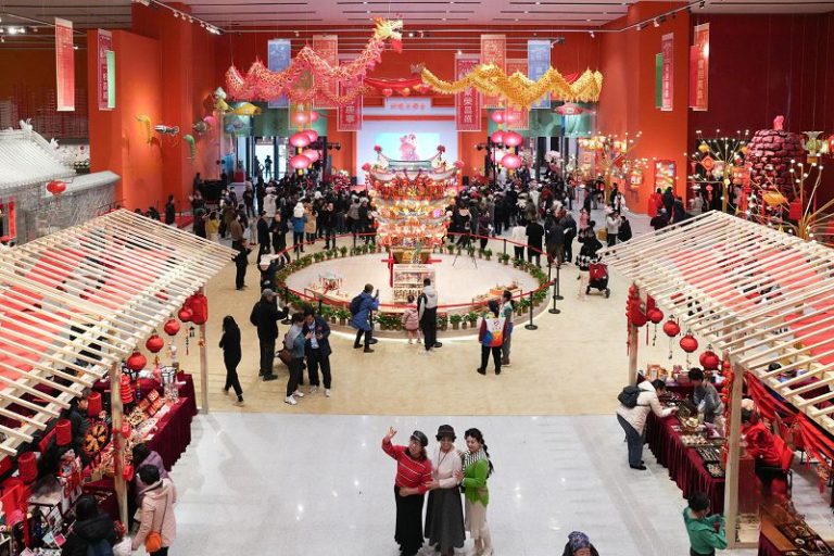 12月21日，「過年——春節主題展」21日在中國工藝美術館（中國非物質文化遺產館）對公眾開放。圖為主題展現場。