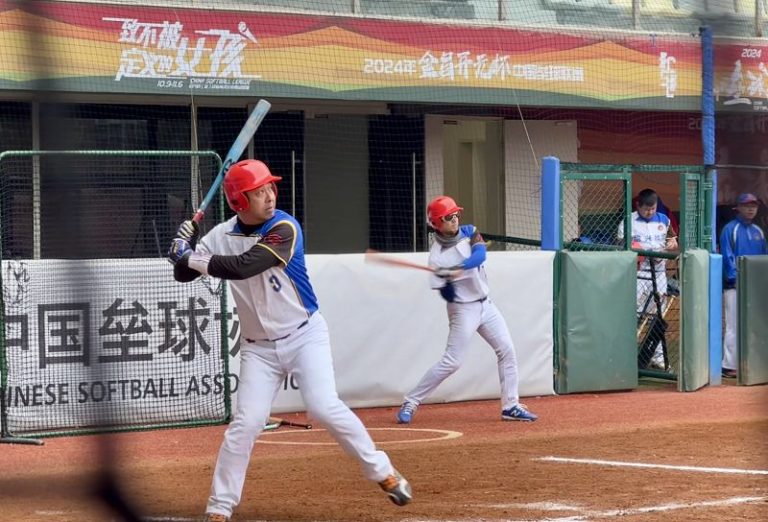 12月22日，台胞球員在賽場上準備接球。